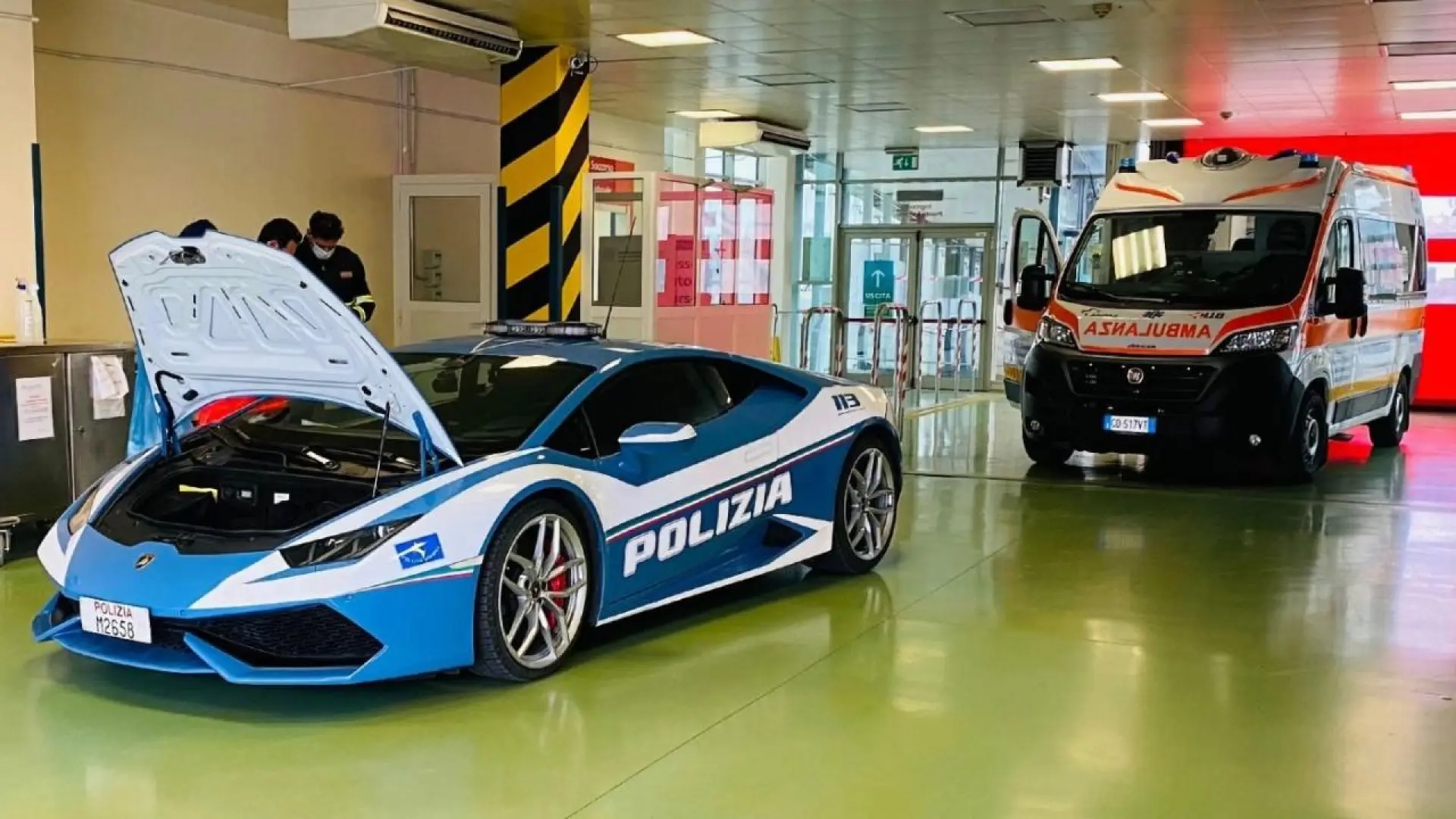 Lamborghini Huracán blanche de la police italienne ayant parcouru 335 000 km pour le transport d'organes