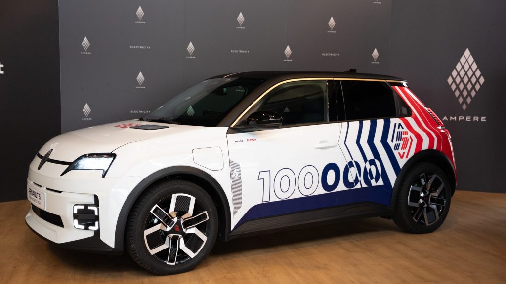 Logo Renault Ampere avec symbole de dissolution illustrant la réintégration de la division électrique