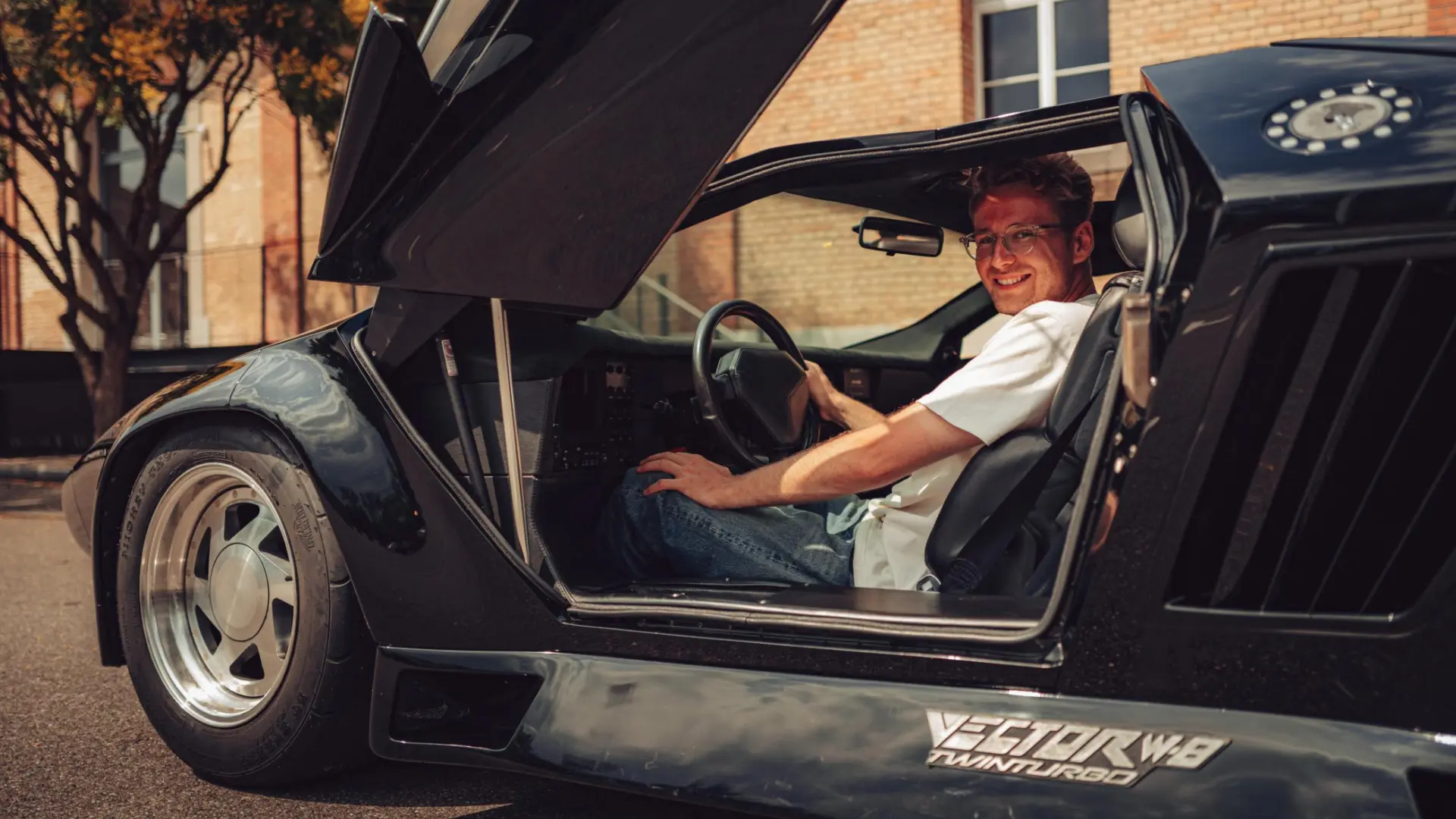 Vector W8 Twin Turbo rouge vue de trois quarts avant, supercar américain rare des années 90