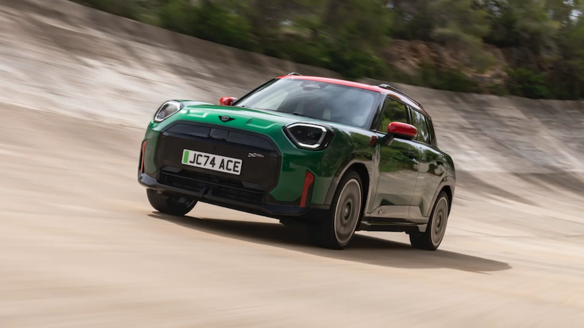 Mini Aceman John Cooper Works électrique noir avec détails rouges, crossover sportif de 258 chevaux