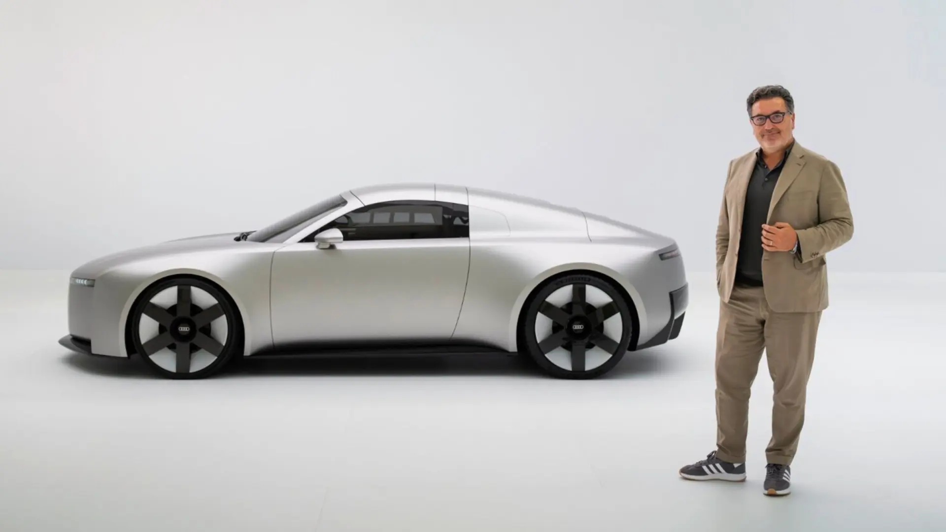 Massimo Frascella, directeur du design Audi, présentant la nouvelle philosophie de conception centrée sur les quatre anneaux