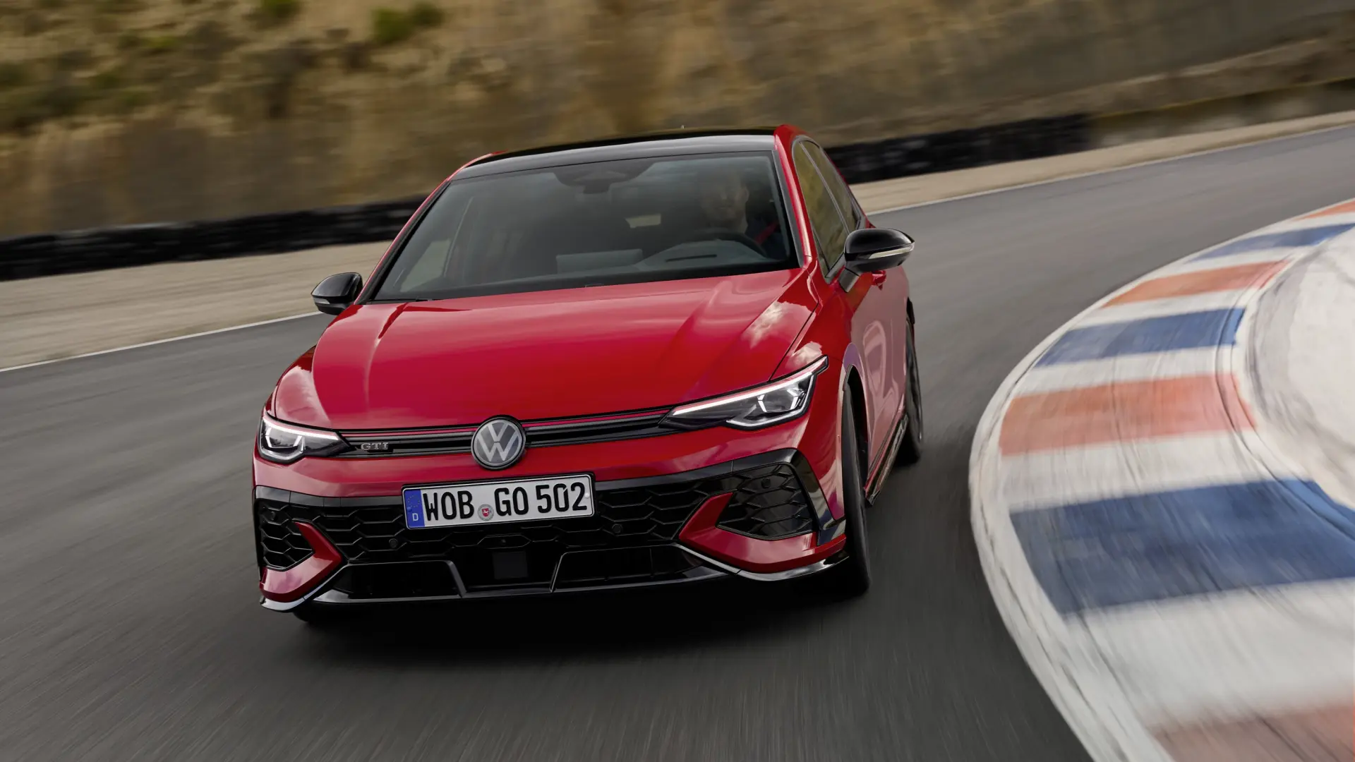 Volkswagen Golf GTI Edition 50 rouge avec jantes à moyeux rotatifs et sorties d'échappement assombries