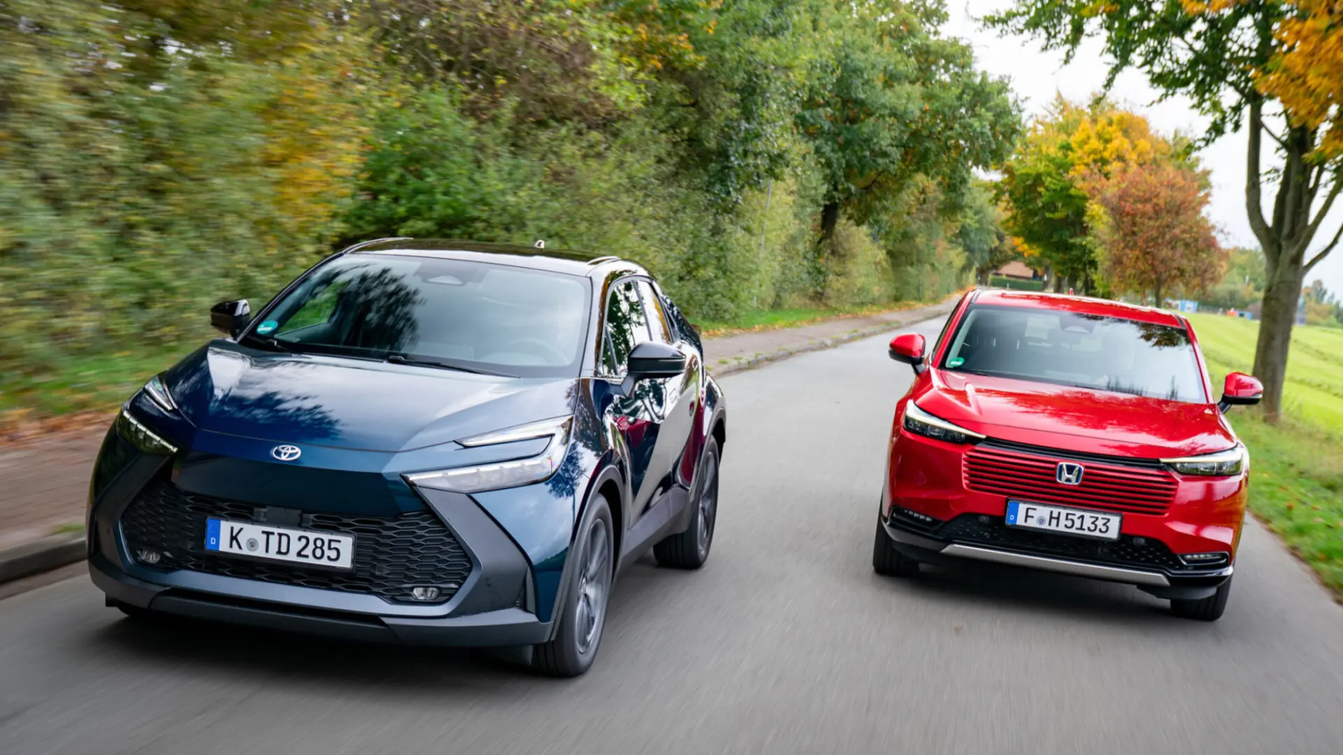 Honda HR-V e:HEV et Toyota C-HR Hybrid côte à côte lors d'un comparatif de SUV compacts hybrides