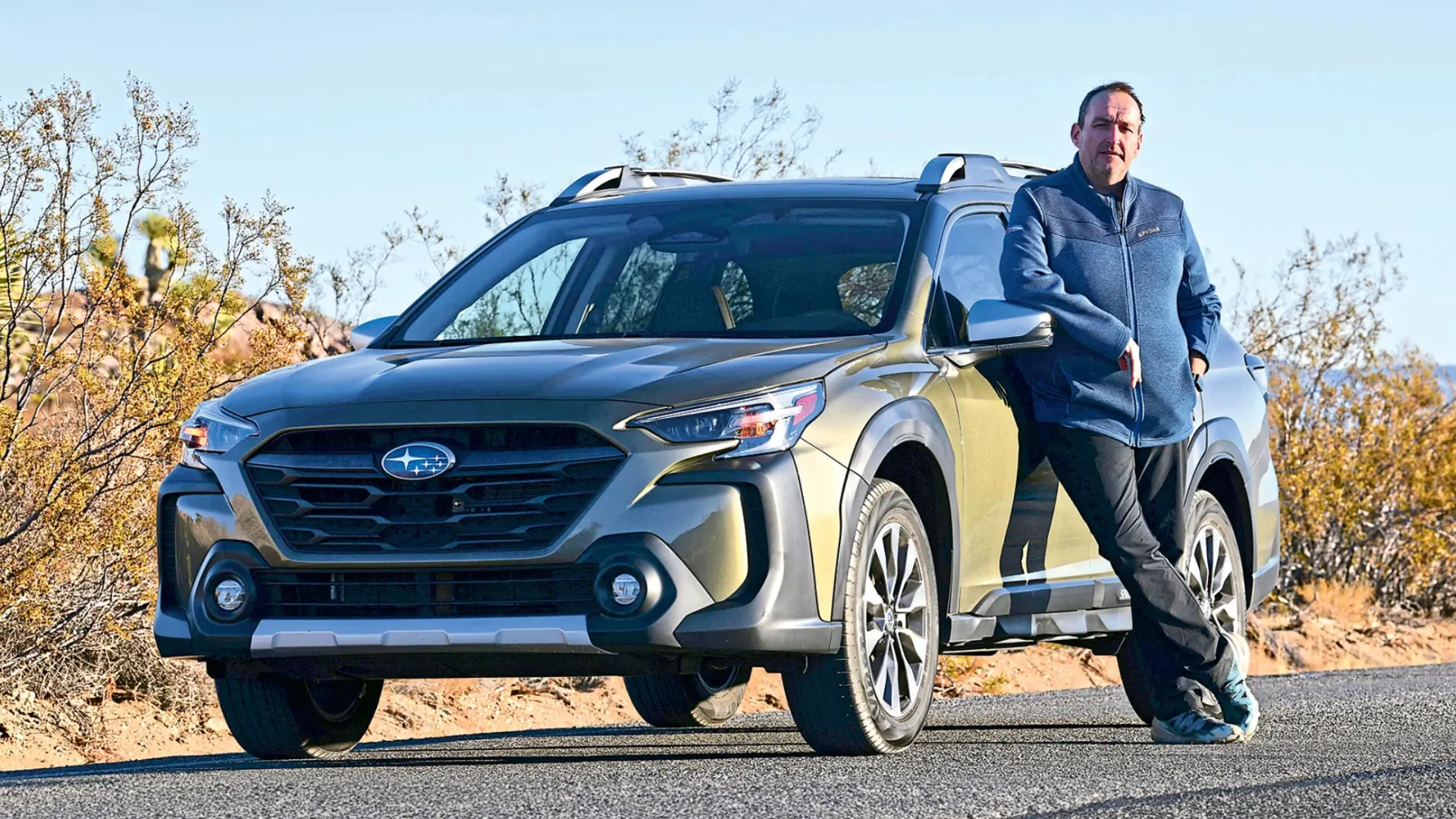 Subaru Outback traversant une piste rocailleuse dans le désert de Joshua Tree en Californie