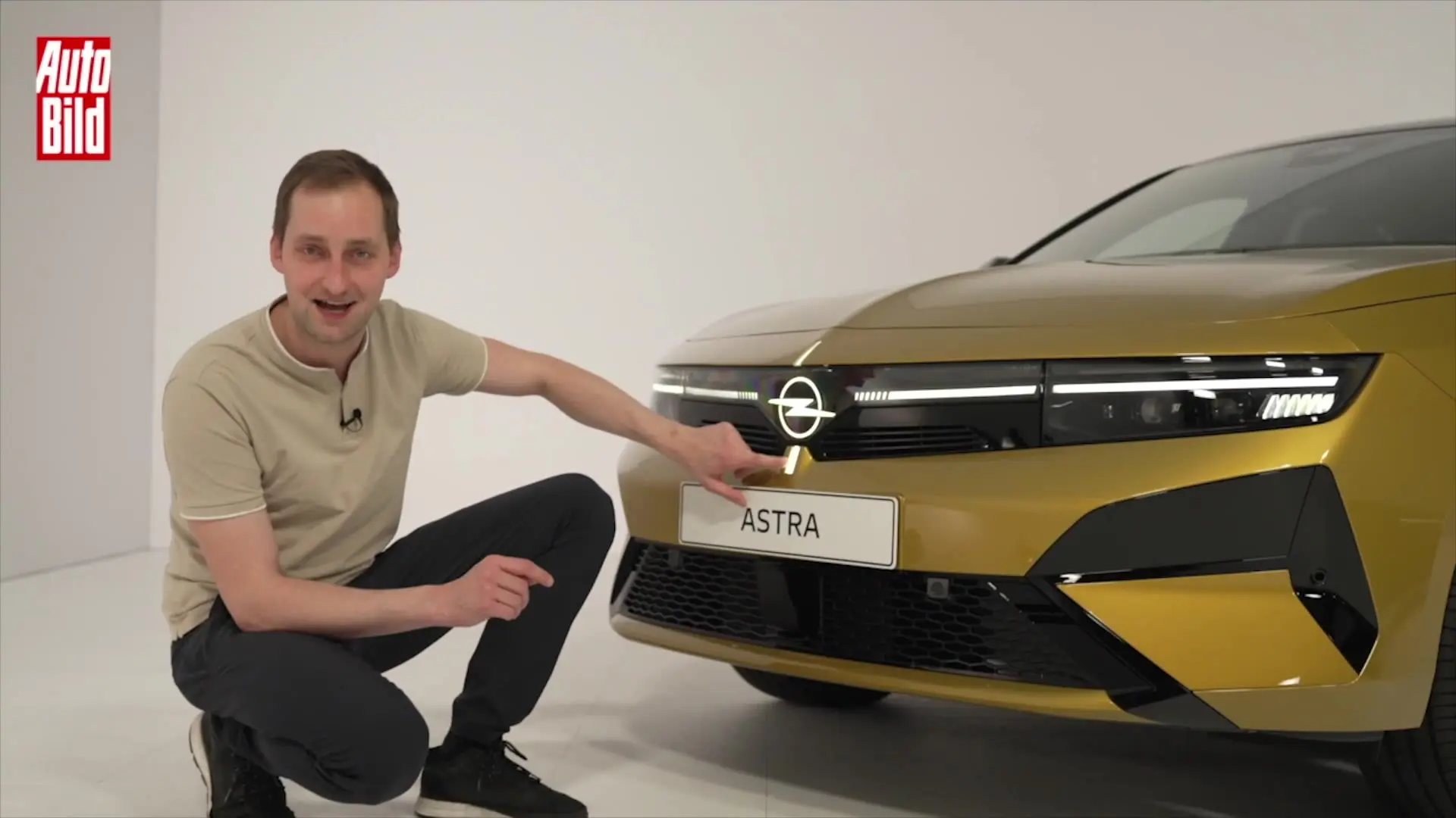 Face avant de l'Opel Astra 2026 avec son logo lumineux rétroéclairé et phares Intelli-Lux HD à 50 000 pixels