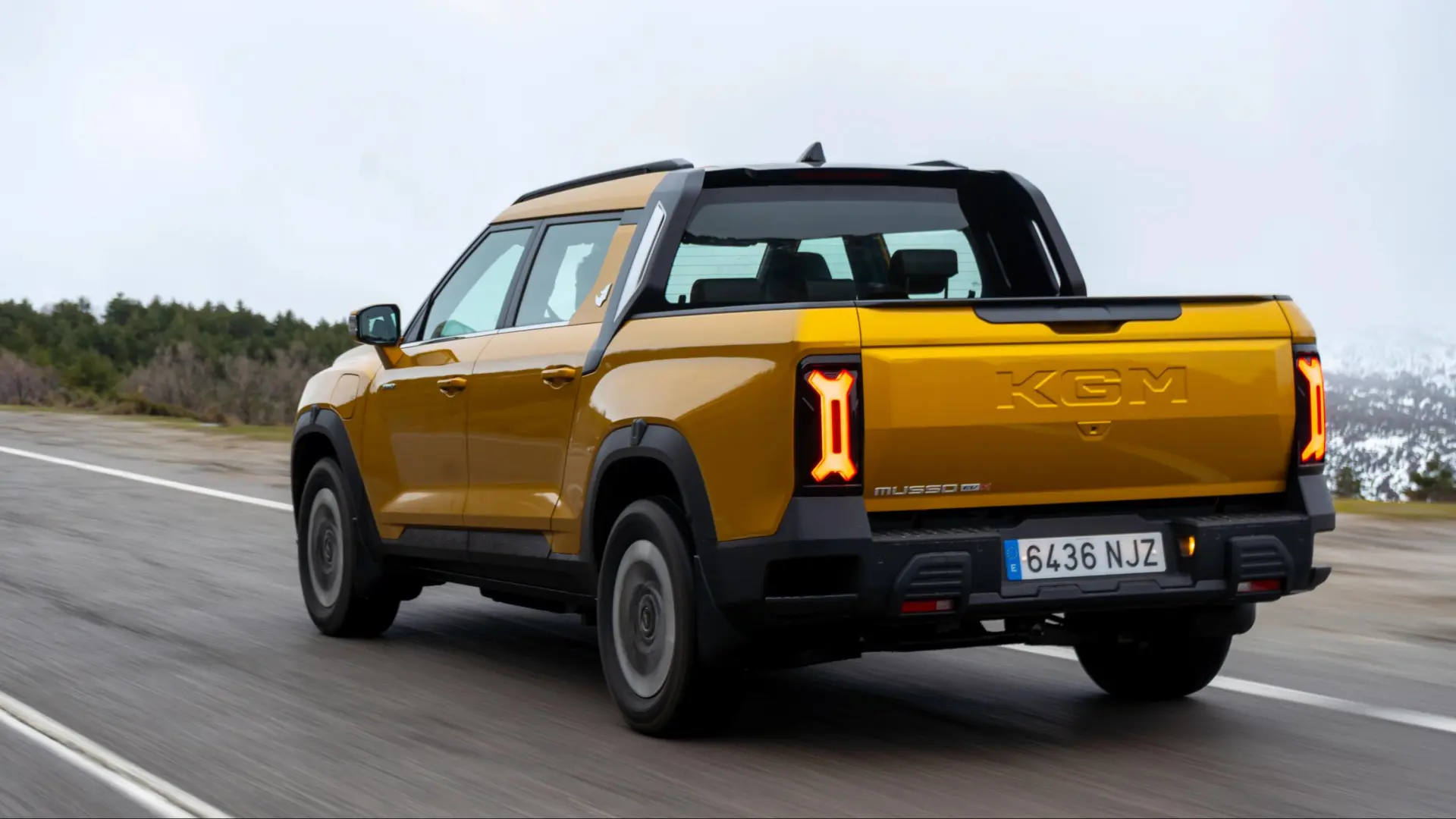 KGM Musso EVX, pick-up électrique coréen blanc garé en extérieur, vue de trois quarts avant