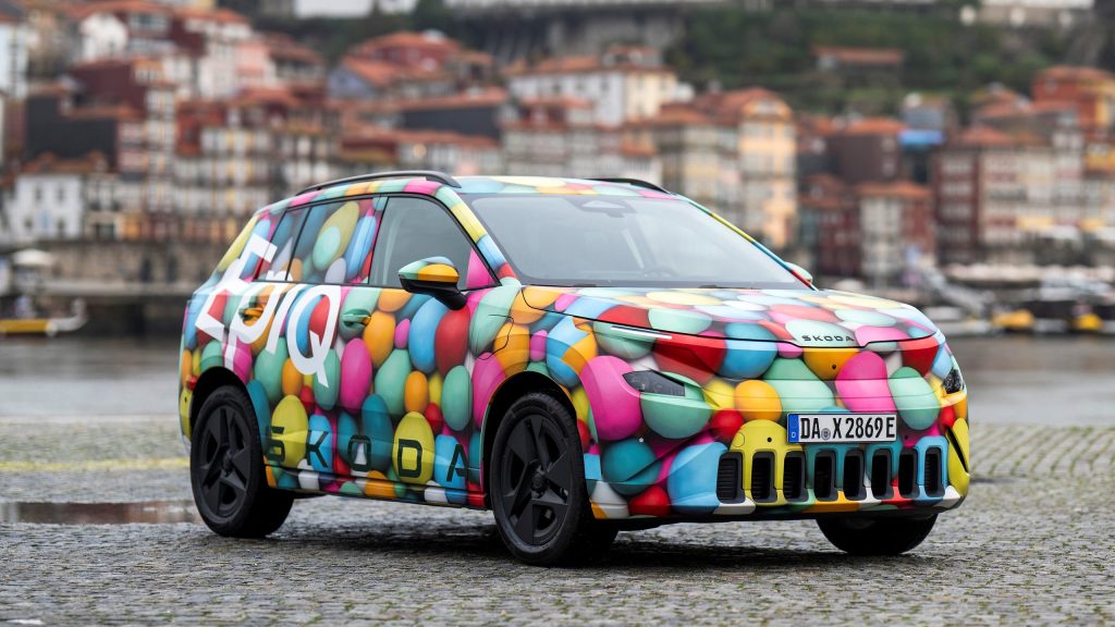 Skoda Epiq, SUV électrique compact en vue de trois quarts avant sur fond moderne