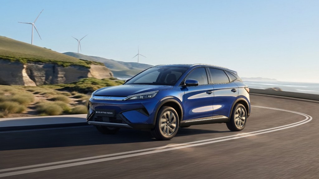 BYD Atto 3 EVO, SUV électrique compact rouge garé en extérieur, vue de trois-quarts avant