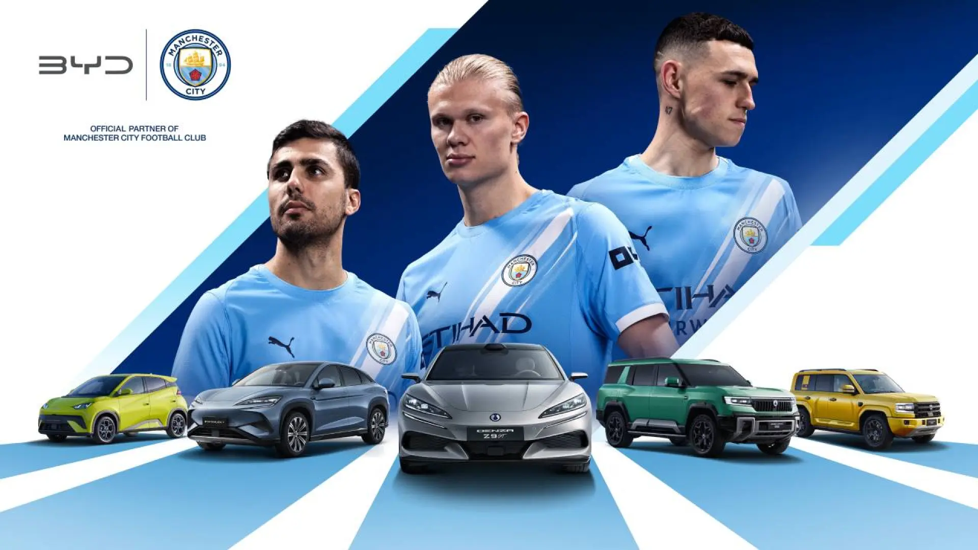 Joueurs de Manchester City posant avec des véhicules électriques BYD suite au partenariat entre le club et le constructeur...