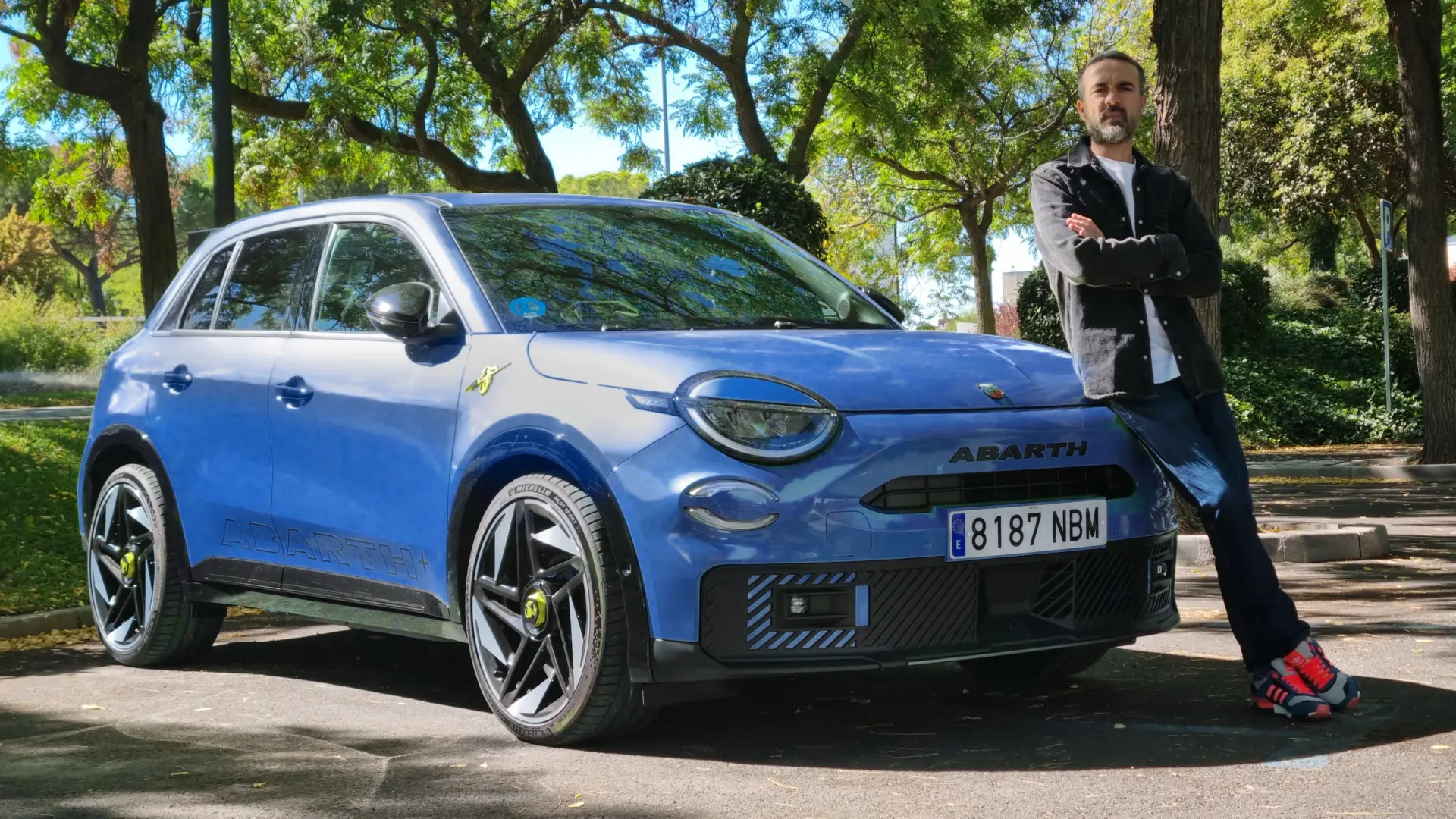 Abarth 600e Scorpionissima noir avec aileron arrière et jantes 20 pouces, vue trois quarts avant