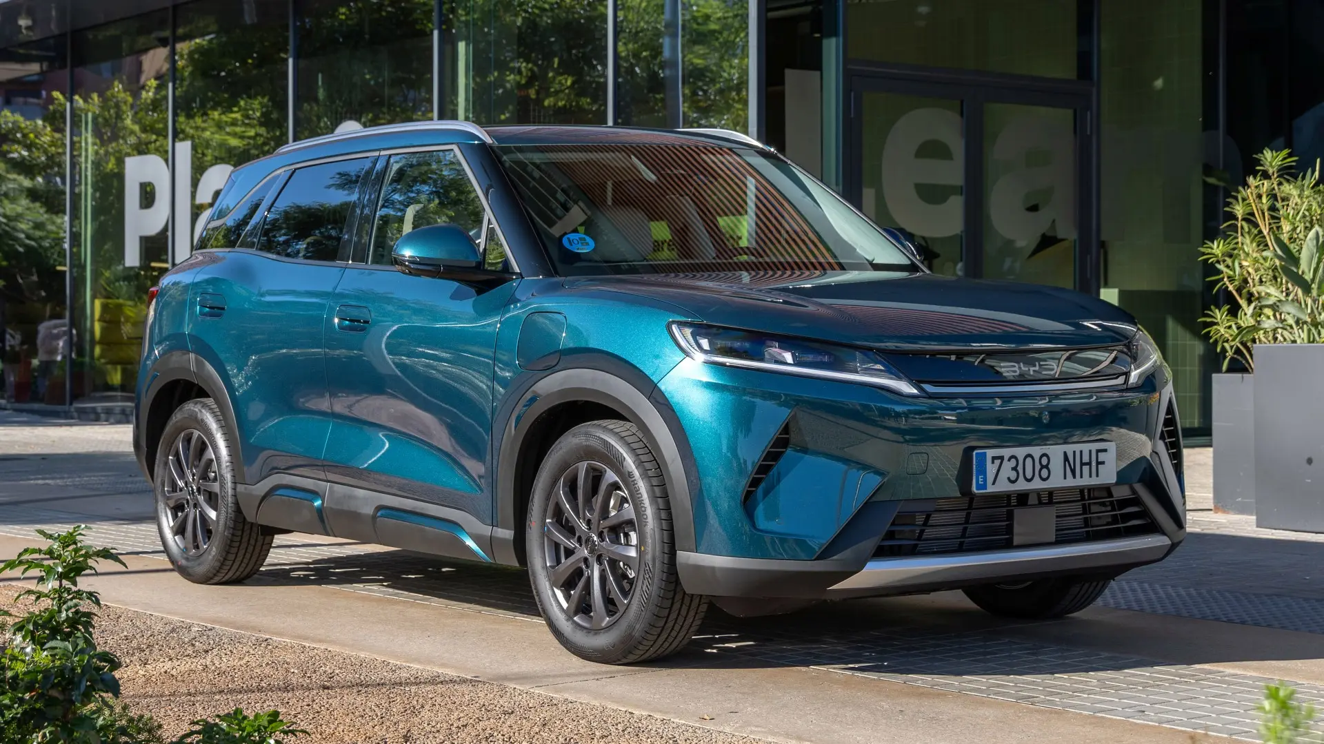 BYD Atto 2 DM-i, SUV hybride rechargeable compact gris métallisé vu de trois quarts avant