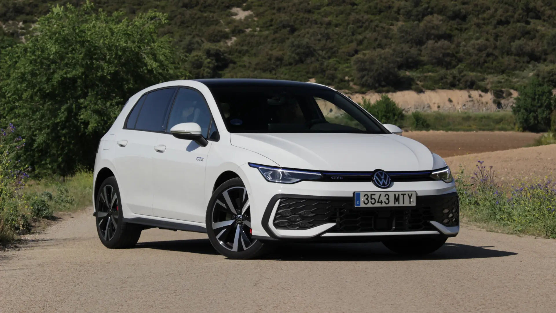 Volkswagen Golf GTE hybride rechargeable grise vue de trois-quarts avant sur route