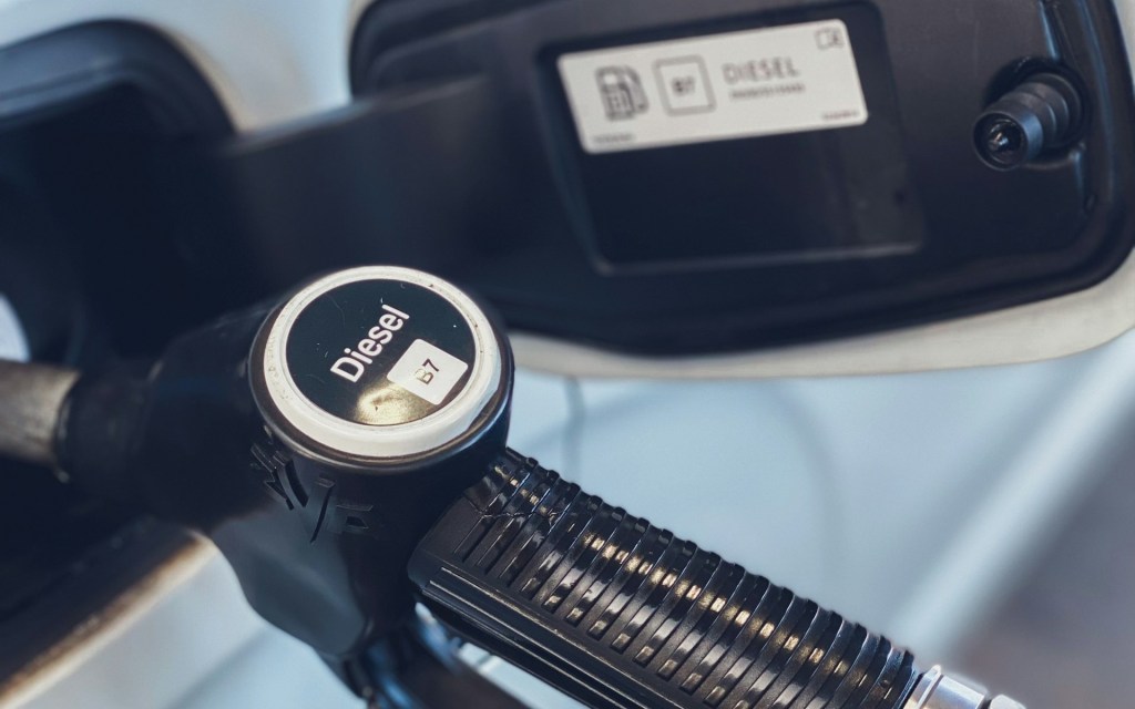 Moteur diesel moderne sous le capot d'un véhicule Stellantis, symbolisant le retour du diesel en 2026