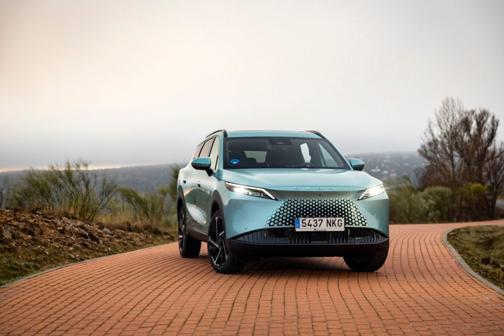 SUV hybride rechargeable Omoda 7 SHS sur route, vue de trois quarts avant présentant son design moderne