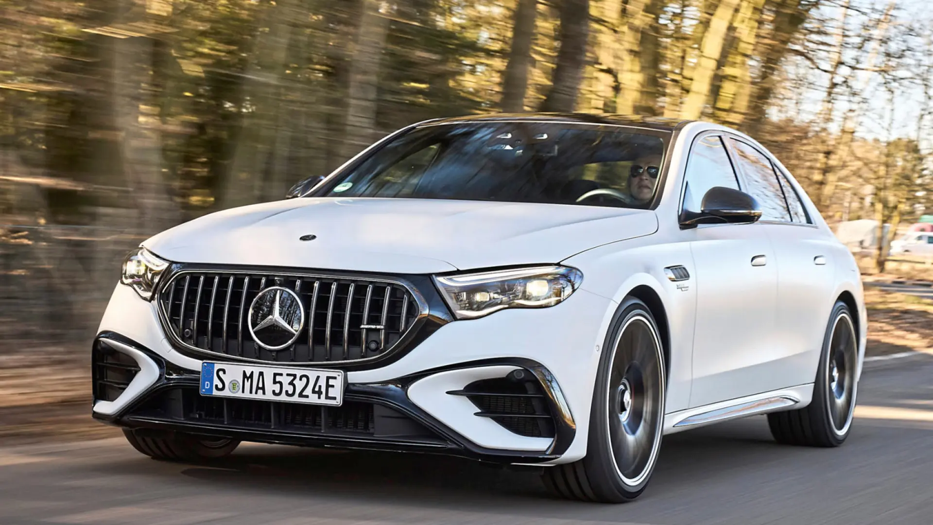 Mercedes-AMG berline hybride 612 chevaux six cylindres, vue de trois quarts avant sur route