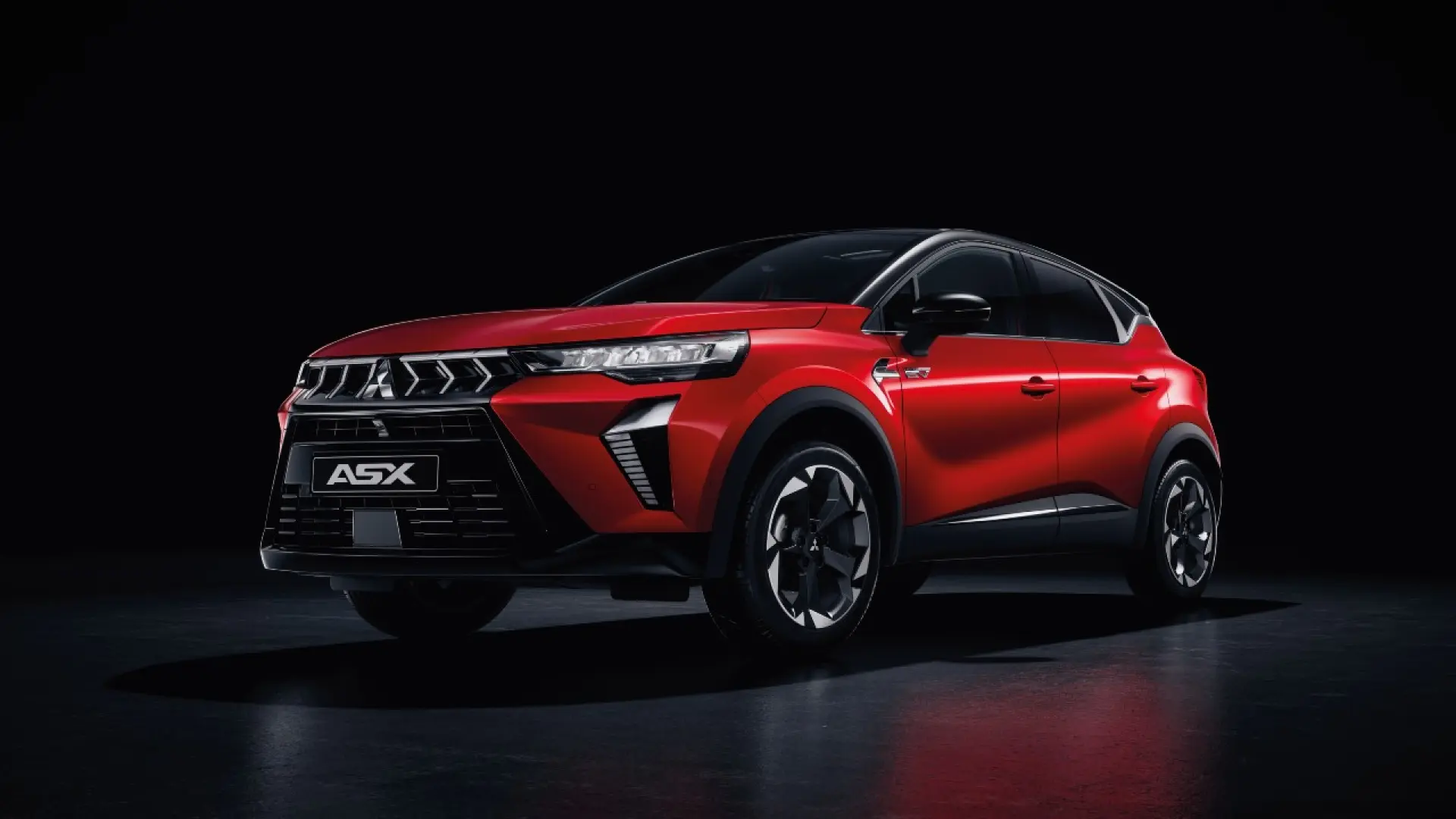 Mitsubishi ASX 180 HEV, SUV hybride compact vu de trois-quarts avant sur fond blanc