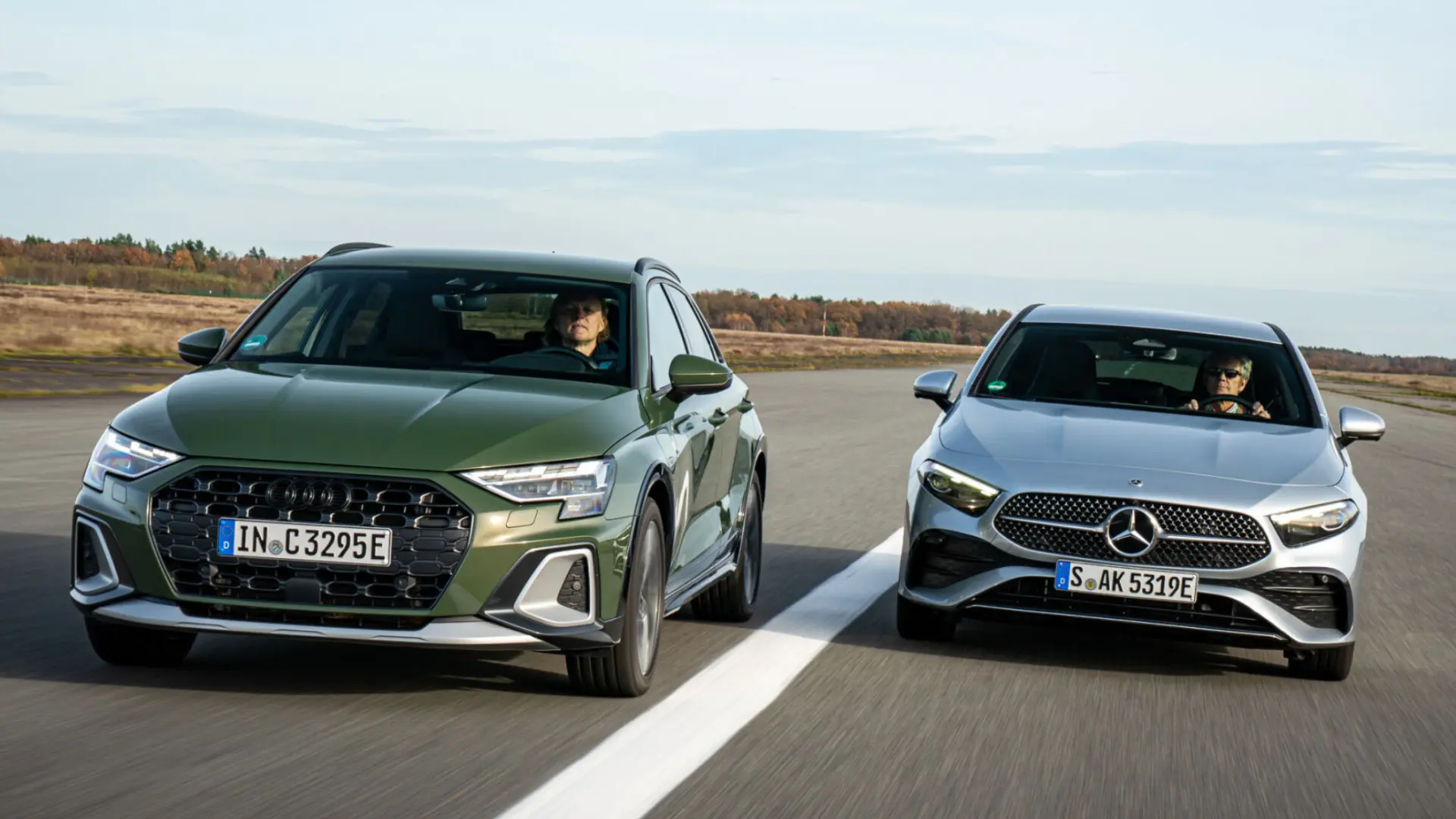 Audi A3 TFSI e et Mercedes A 250 e côte à côte lors d'un comparatif de compactes hybrides rechargeables