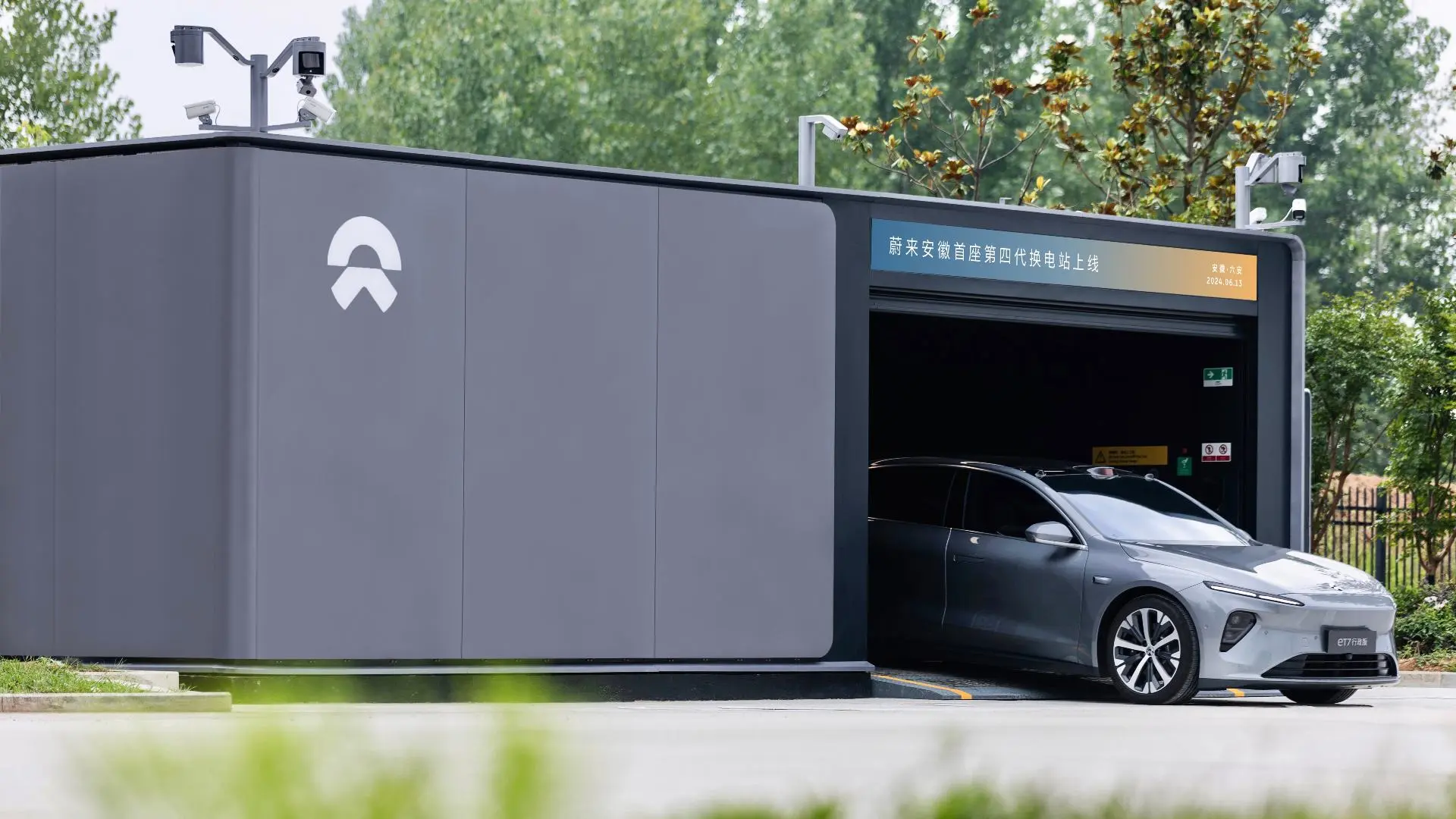 Station d'échange de batteries Nio pour véhicules électriques en Chine lors d'une opération automatisée