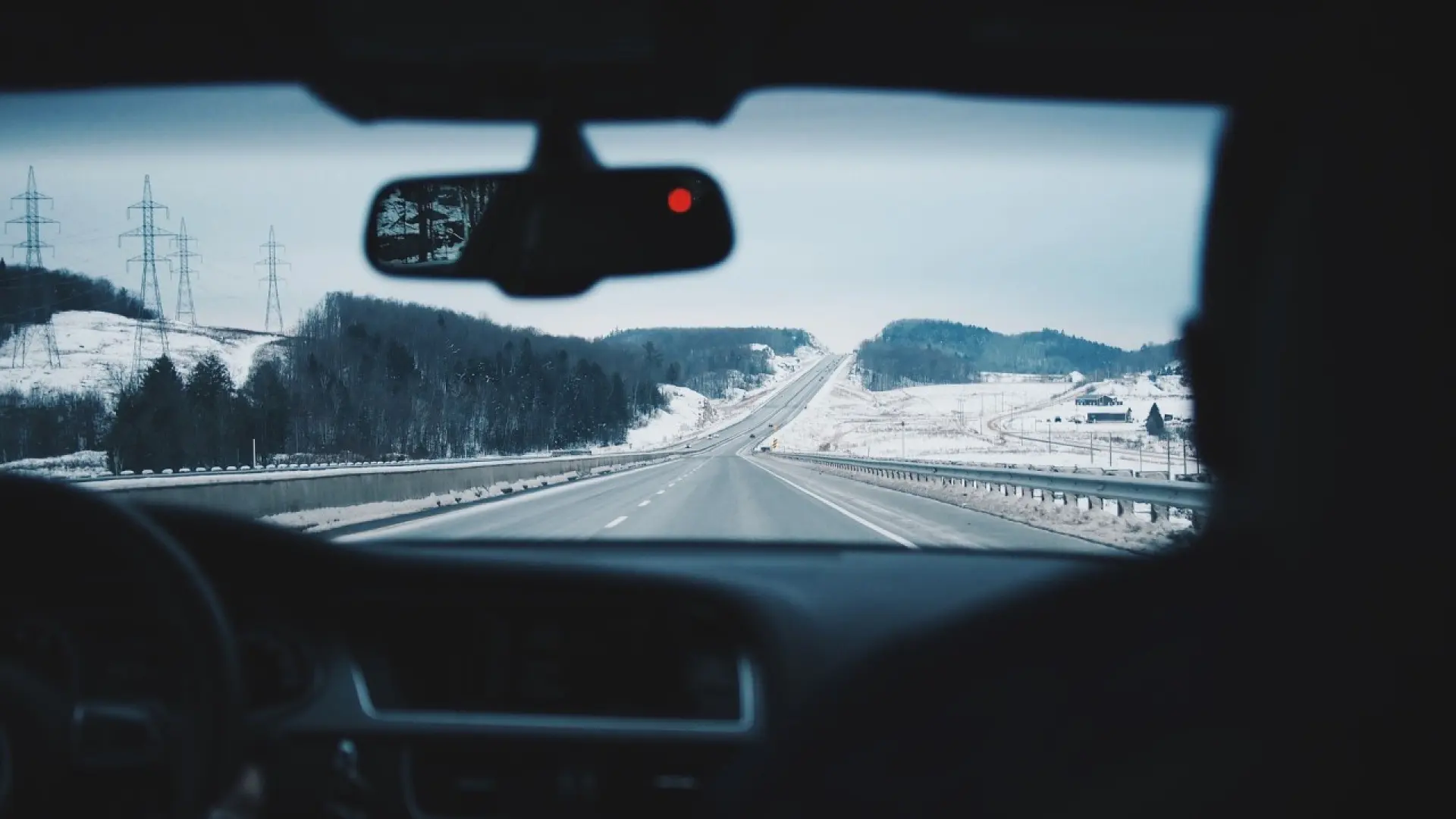 Voiture électrique MG en conditions hivernales extrêmes sur route enneigée en Norvège à -32°C