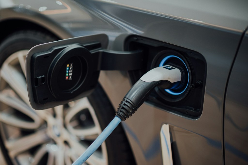 Voiture électrique en charge avec batterie à état solide Changan, technologie éliminant les recharges fréquentes