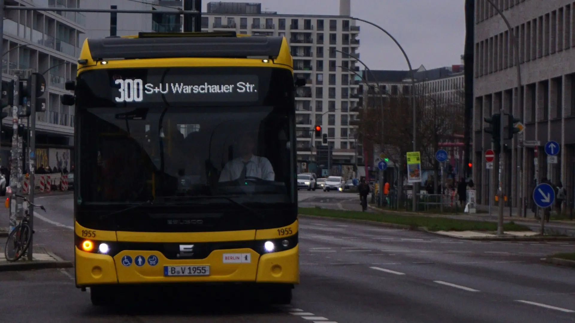 Bus électrique zéro émission circulant dans une ville allemande dans le cadre du plan de transport public durable