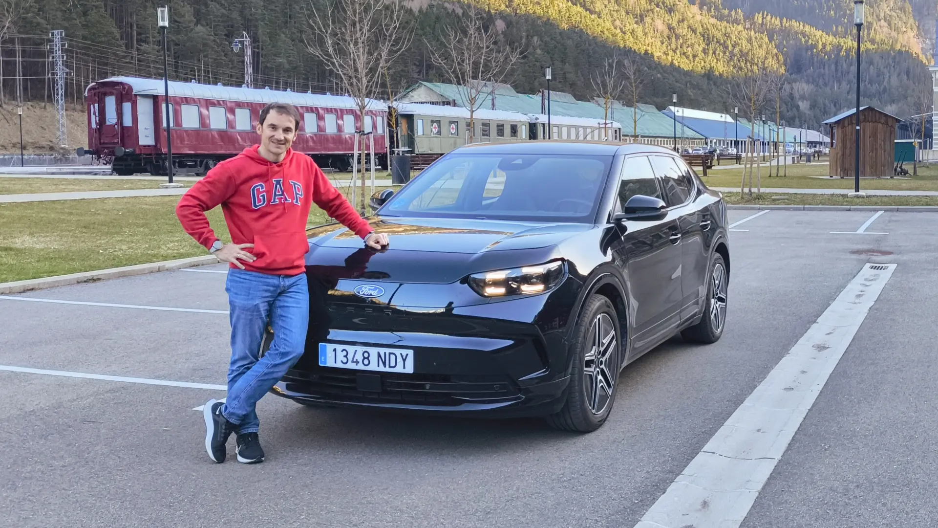 Ford Capri électrique, SUV coupé bleu garé sur route, vue de trois-quarts avant