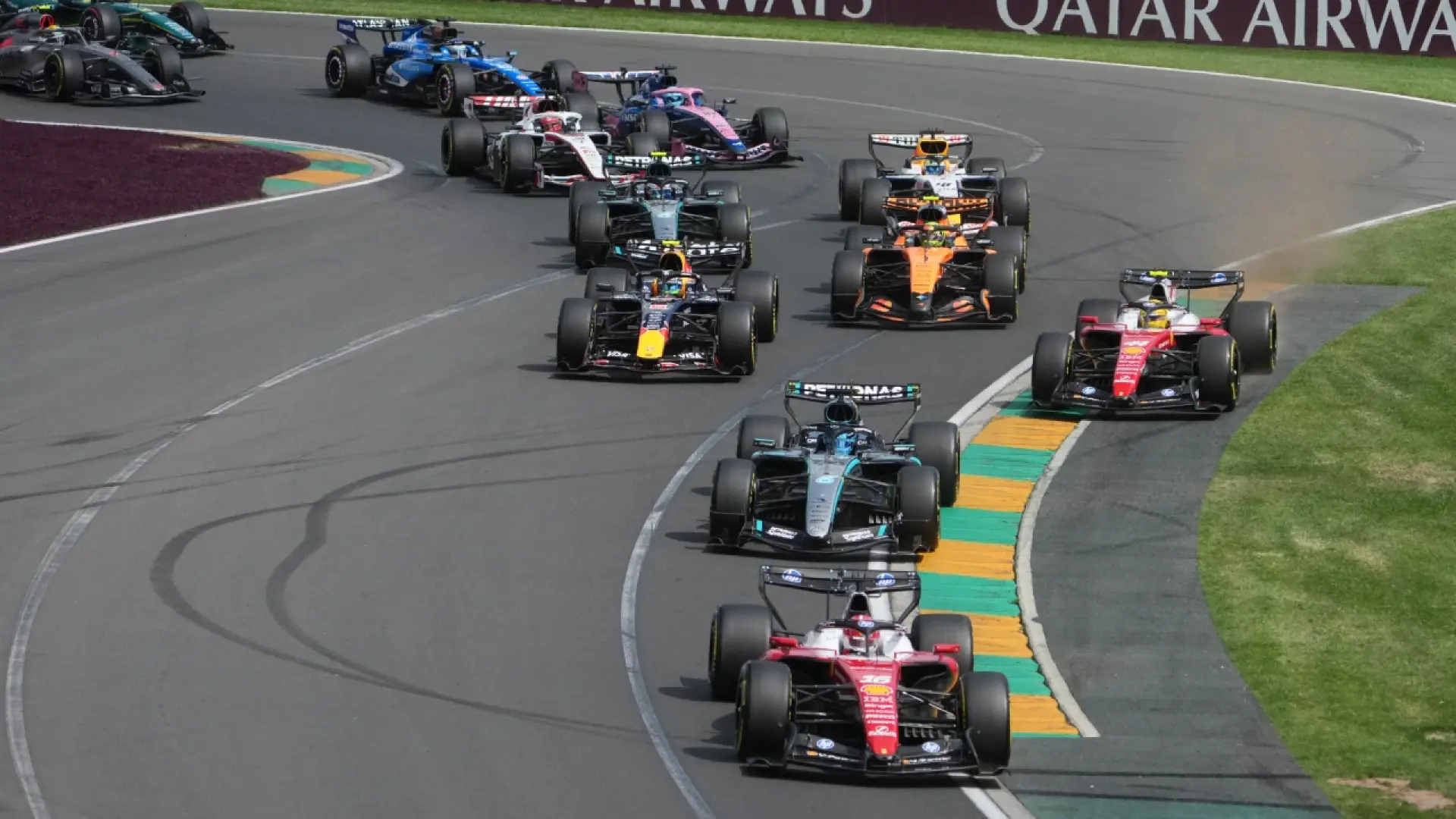 Monoplace de Formule 1 Mercedes en piste lors du Grand Prix d'Australie 2026 à Melbourne sous le nouveau règlement