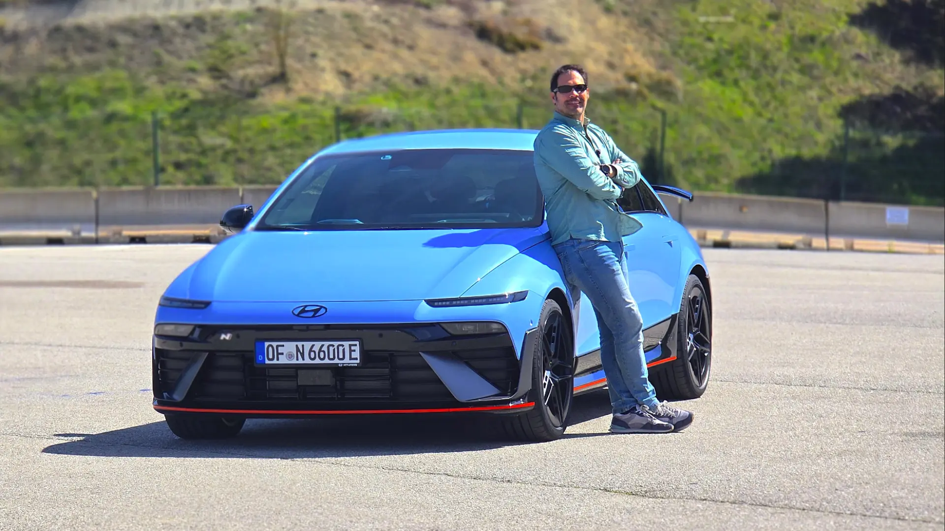 Hyundai Ioniq 6 N berline électrique sportive de 650 chevaux en action sur circuit automobile