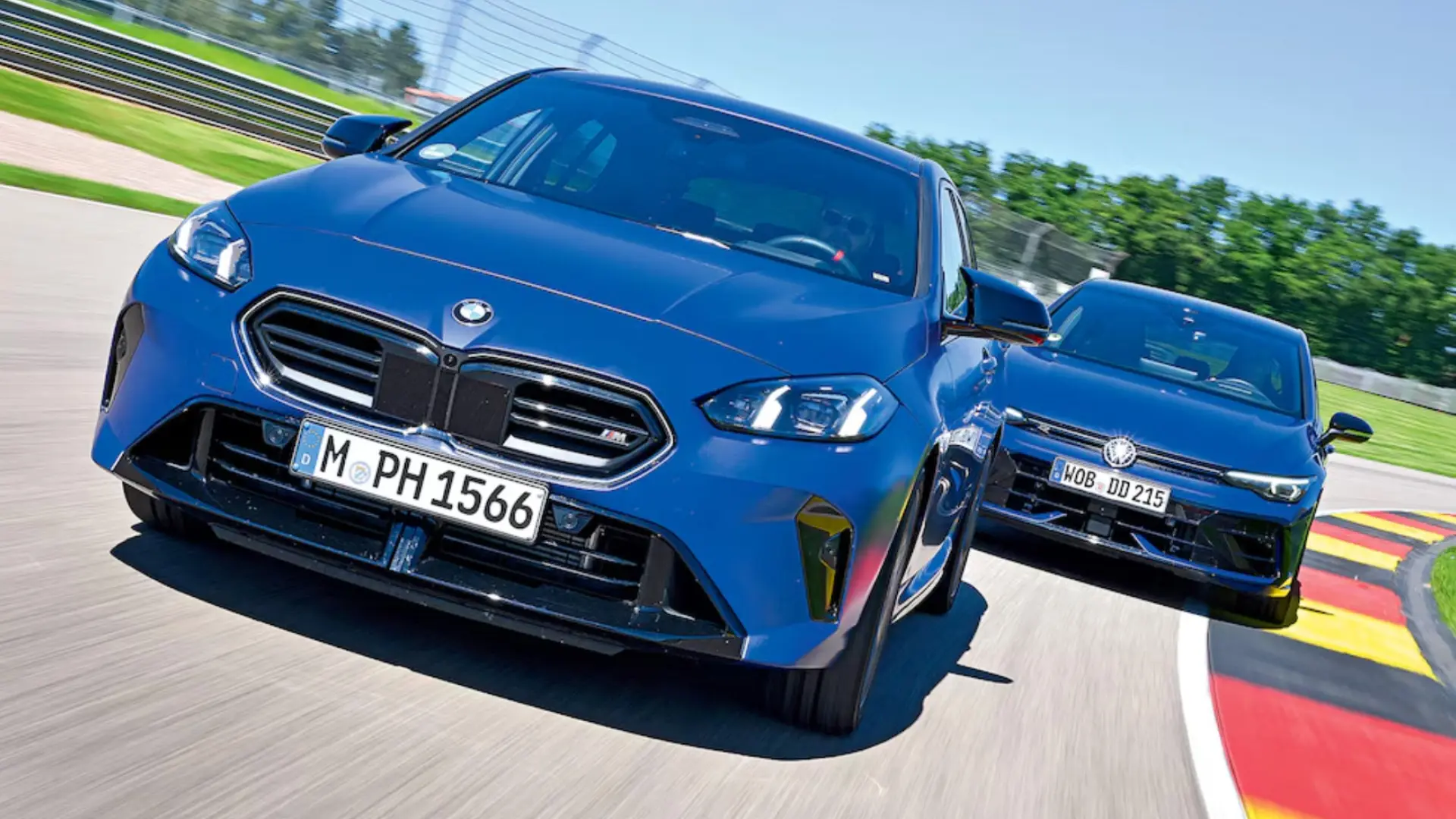 BMW M135 xDrive et Volkswagen Golf R côte à côte lors d'un comparatif de compactes sportives