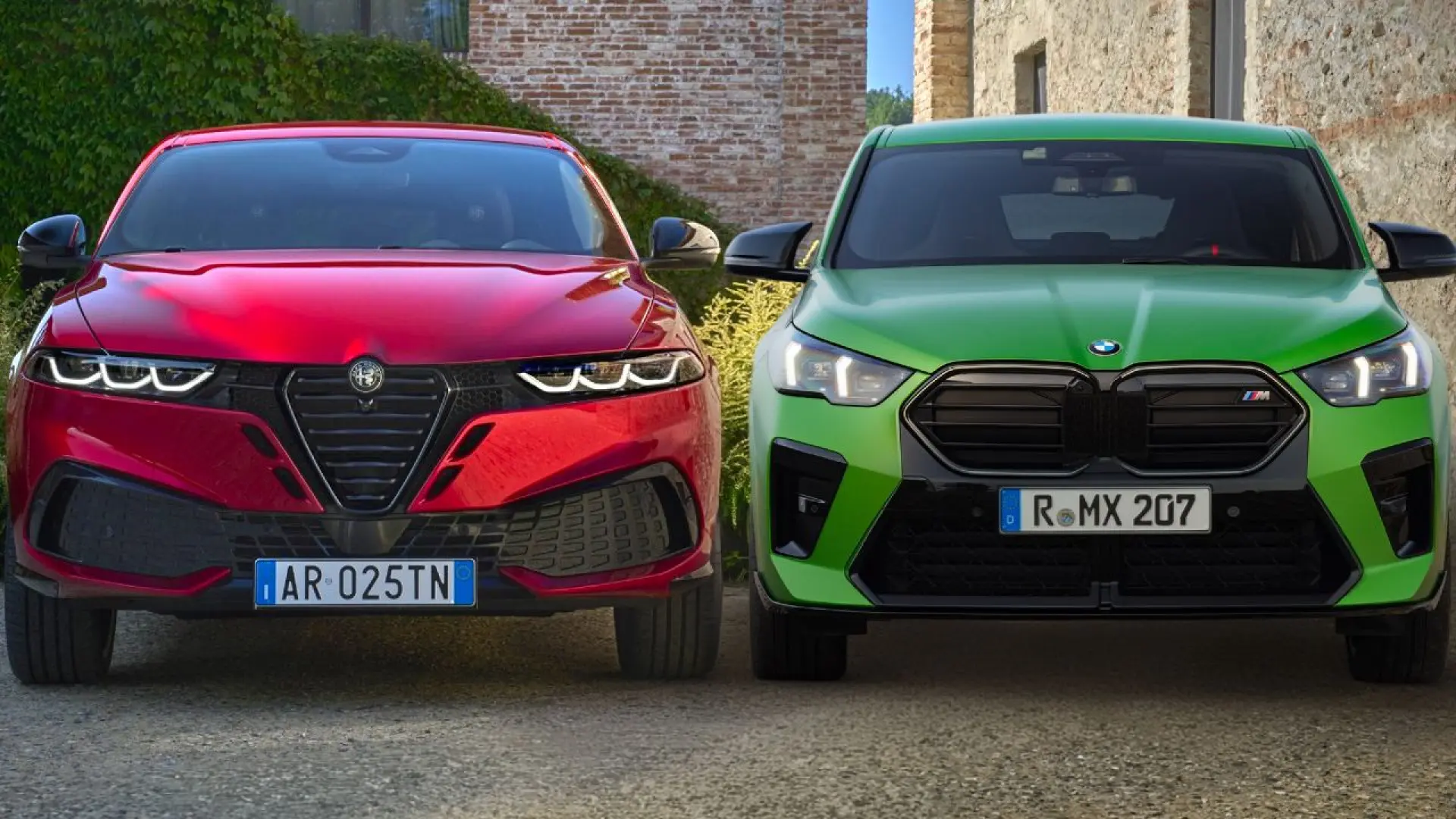 Alfa Romeo Tonale SUV compact premium rouge vu de trois-quarts avant sur fond blanc