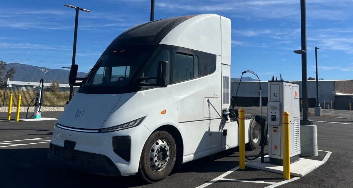 Camion électrique chinois en charge rapide sur une station haute puissance