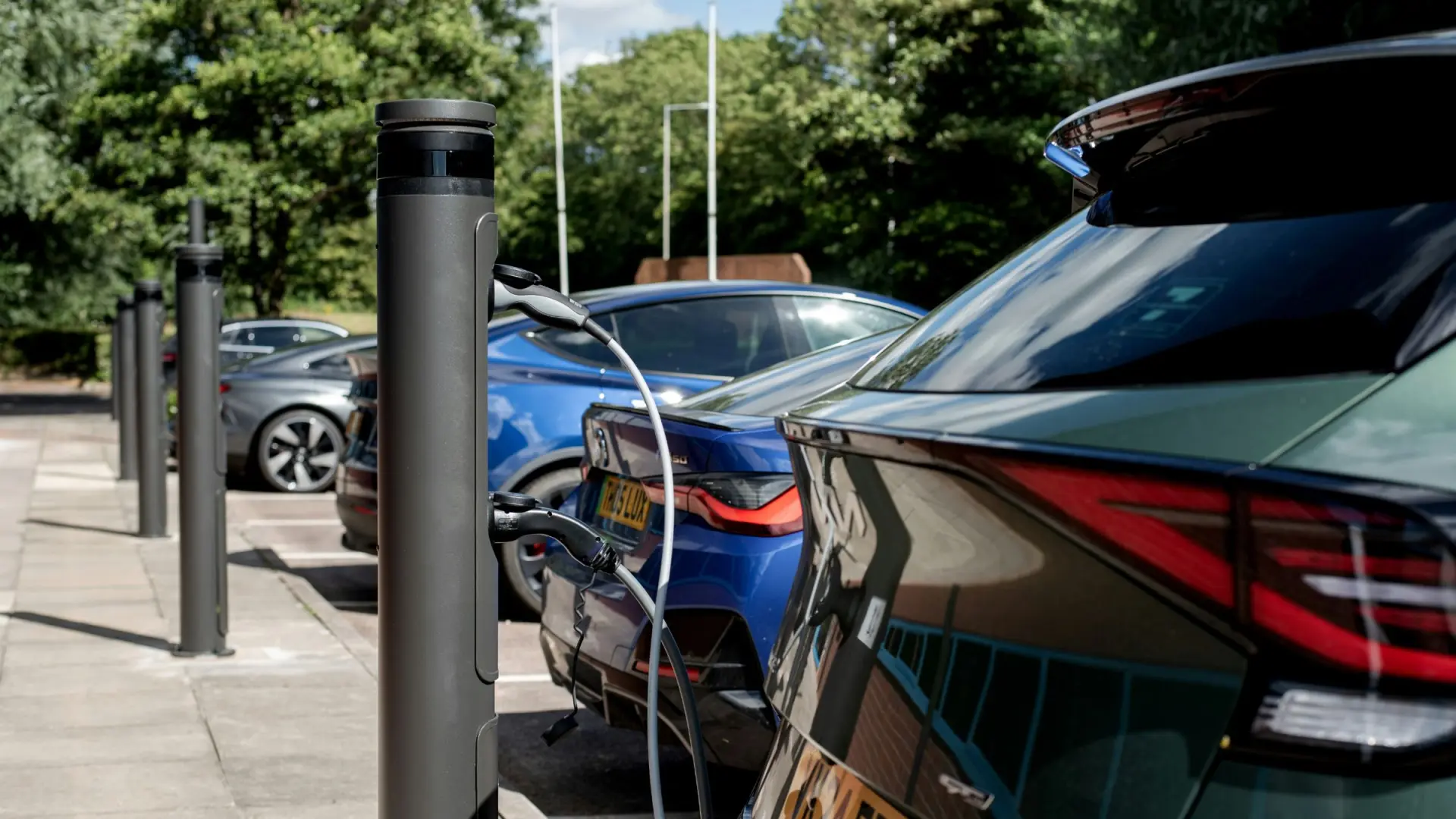Voiture électrique en charge dans une station européenne, symbolisant la transition automobile vers l'électromobilité