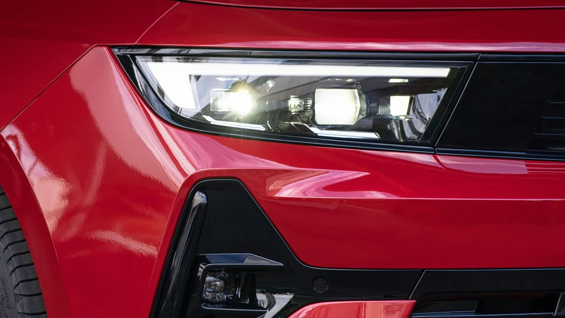 Phares LED éblouissants d'un véhicule sur route de nuit causant une gêne visuelle aux automobilistes