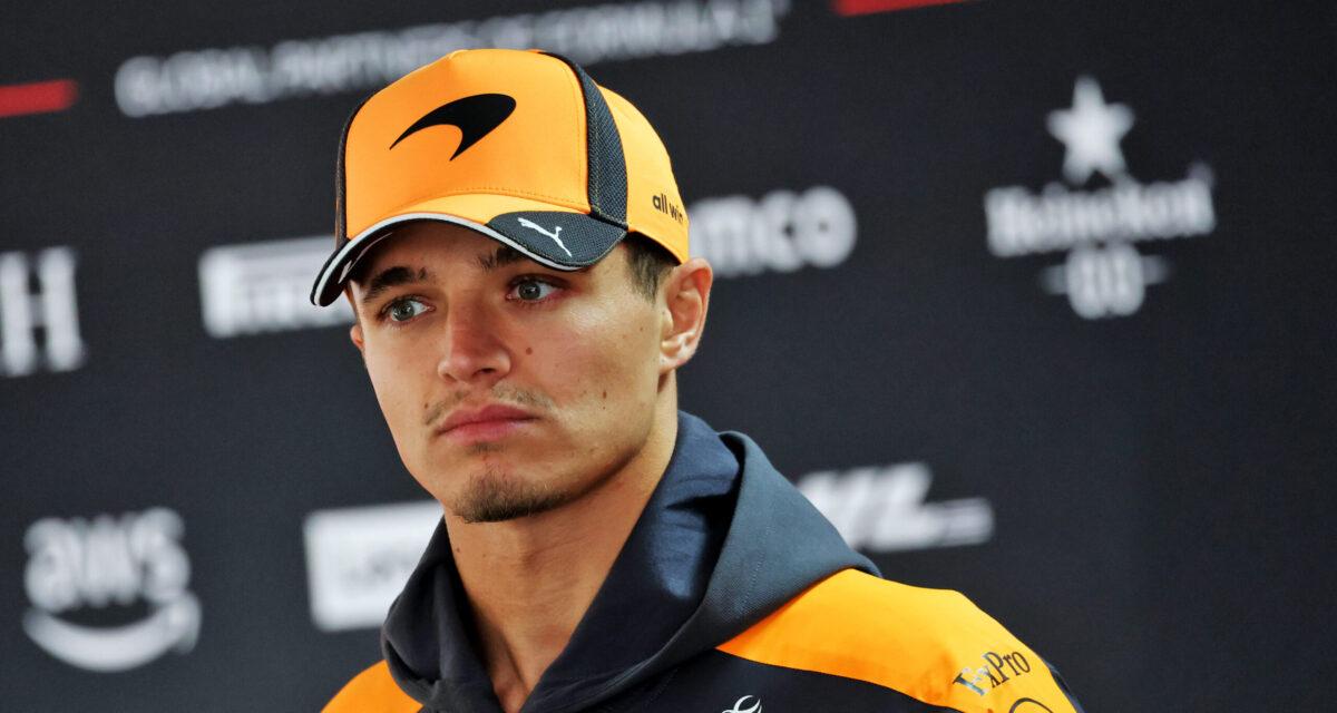 Lando Norris en combinaison McLaren papaye lors d'un Grand Prix, menacé de suspension après trois courses