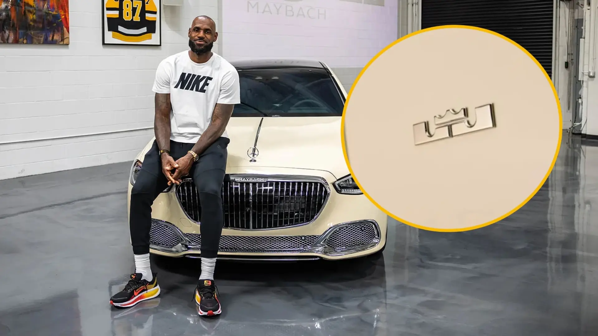 LeBron James devant ses deux Mercedes-Maybach S 680 personnalisées en couleur ivoire avec son logo royal