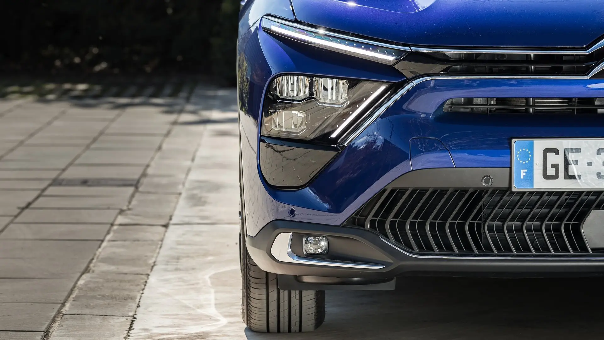 Voitures premium européennes alignées dans un showroom automobile en Espagne avec faibles ventes mensuelles
