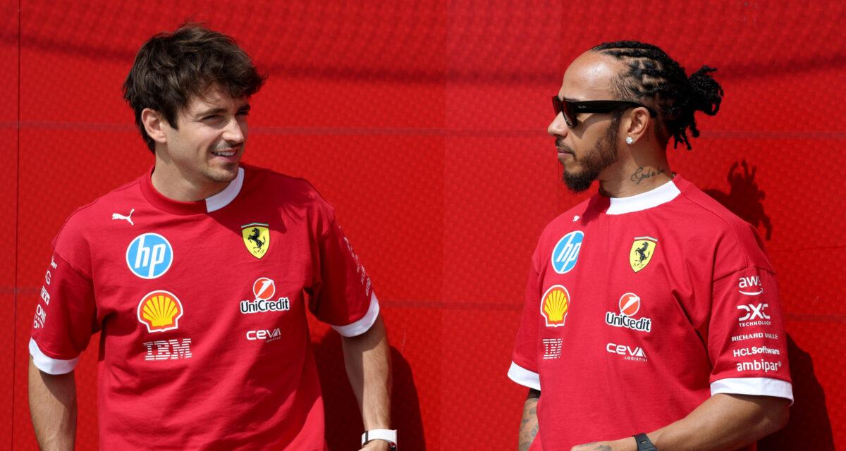 Lewis Hamilton et Charles Leclerc en combinaison Ferrari, symbolisant leur future rivalité en 2025