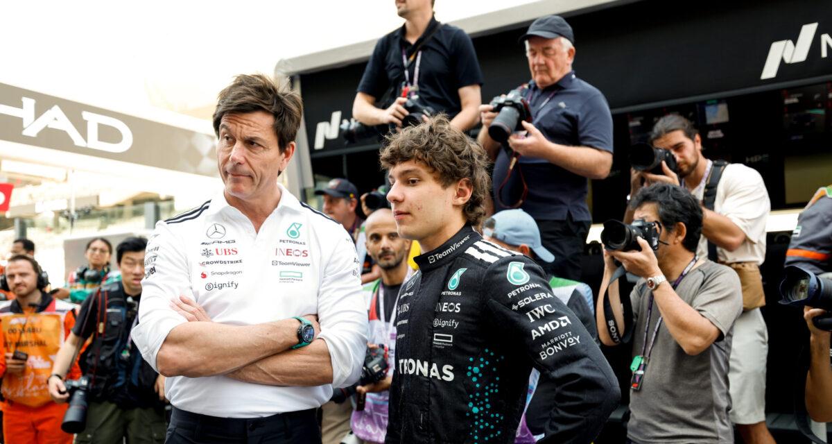 Kimi Antonelli au volant de sa Mercedes F1 sous le regard de Toto Wolff au bord de la piste