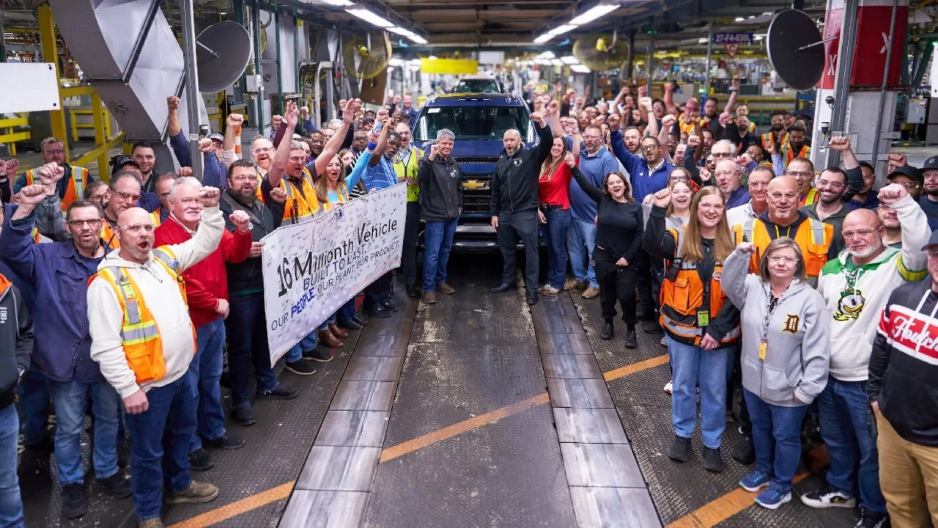 Chevrolet Silverado HD bleu Lakeshore du client GM avec 1,6 million de km au compteur lors de la cérémonie