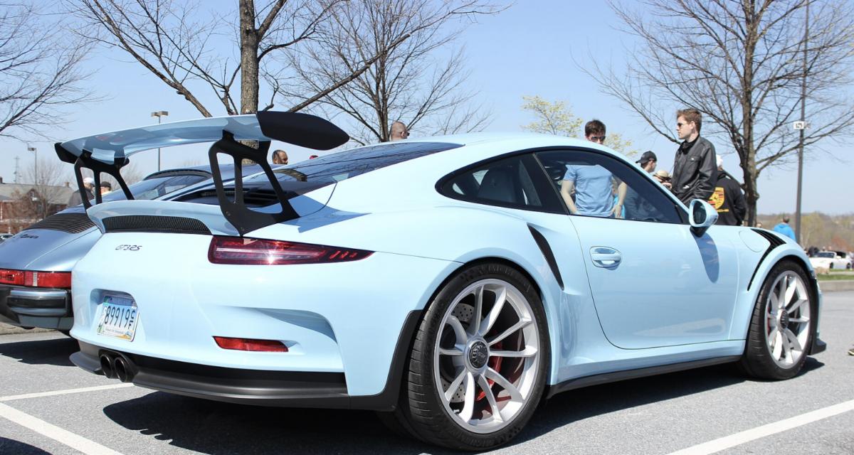 Femme de 92 ans au volant d'une Porsche 911 GT3 rouge flashée à 228 km/h sur autoroute allemande