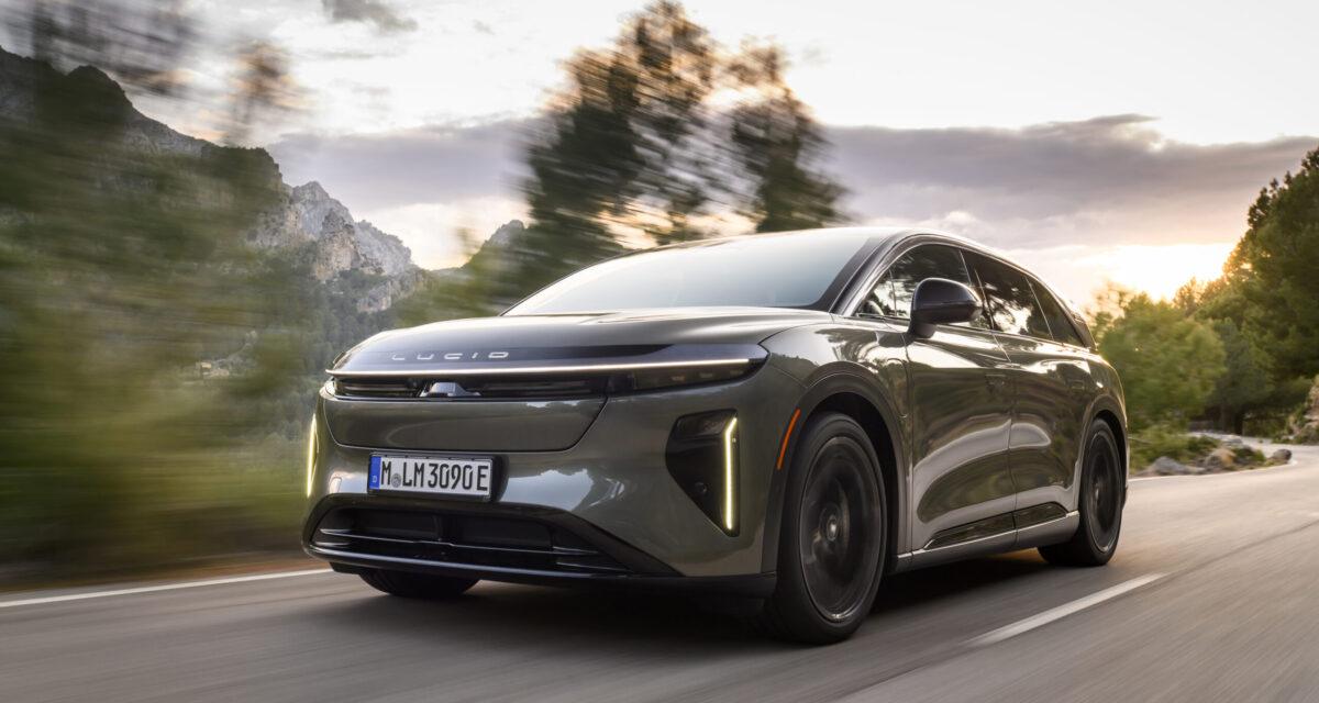 Lucid Gravity SUV électrique gris métallisé, vue de trois-quarts avant sur fond blanc