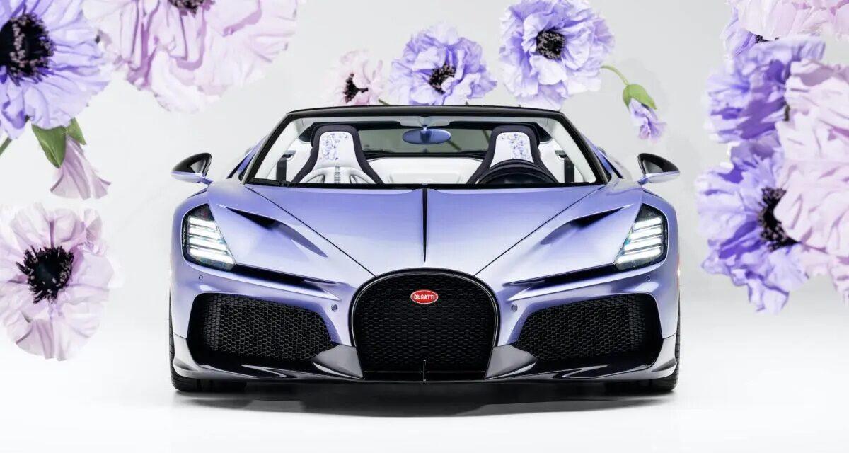 Bugatti Mistral Caroline, roadster W16 bleu personnalisé, vue de trois-quarts avant sur fond sombre