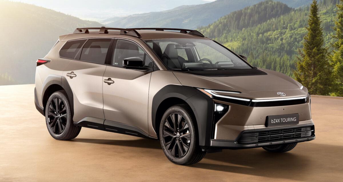 Toyota bZ4X Touring, break électrique surélevé blanc, vue de profil sur route avec coffre spacieux