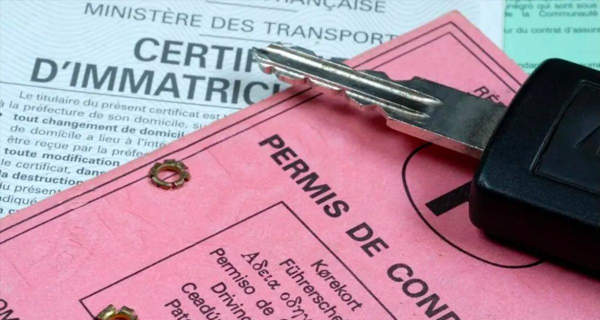Automobiliste récupérant les clés de son véhicule à la fourrière avant de repartir illégalement sans permis