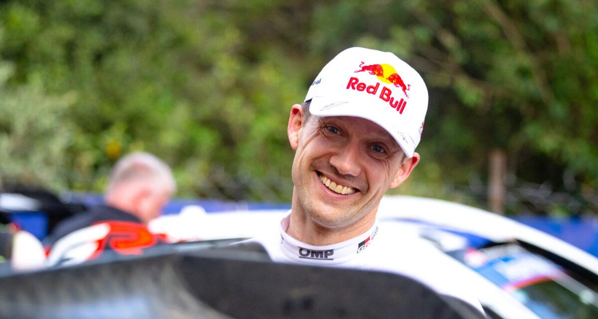 Sébastien Ogier au volant de sa voiture de rallye Toyota lors d'une spéciale du championnat du monde WRC