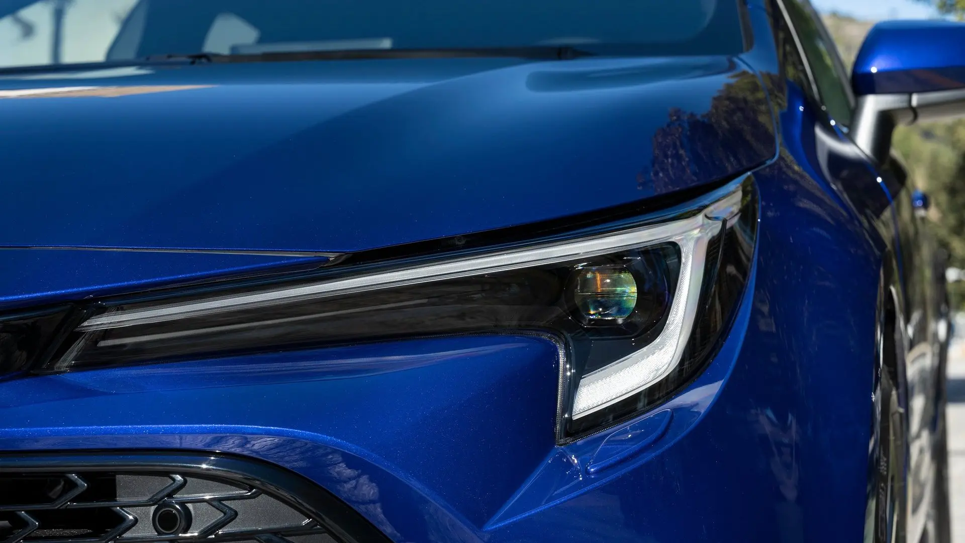 Mécanicien professionnel travaillant sur une Toyota Corolla dans un garage automobile français