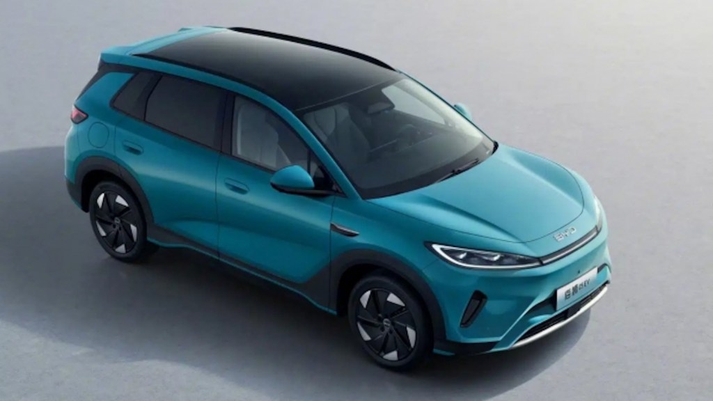 Véhicule hybride rechargeable BYD affichant 1500 km d'autonomie à prix accessible de 12000 euros