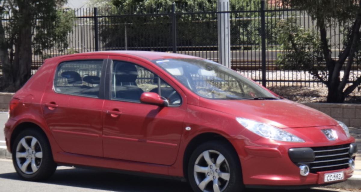 Tennisman monégasque posant devant sa Peugeot 307, refusant les voitures de luxe malgré sa fortune
