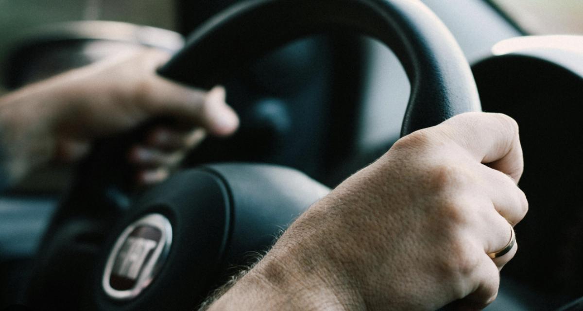 Conducteur utilisant son téléphone portable au volant, infraction routière passible d'amende ou de formation