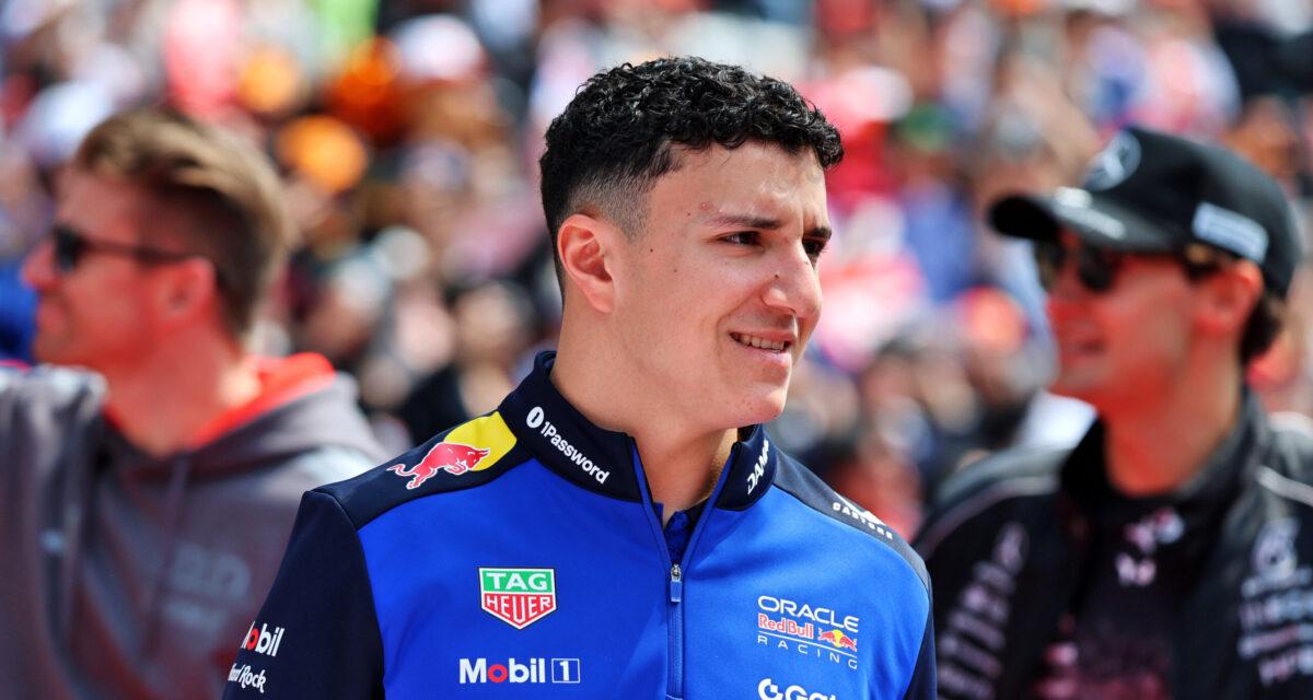 Isack Hadjar au volant de sa monoplace Racing Bulls lors de ses débuts impressionnants en Formule 1